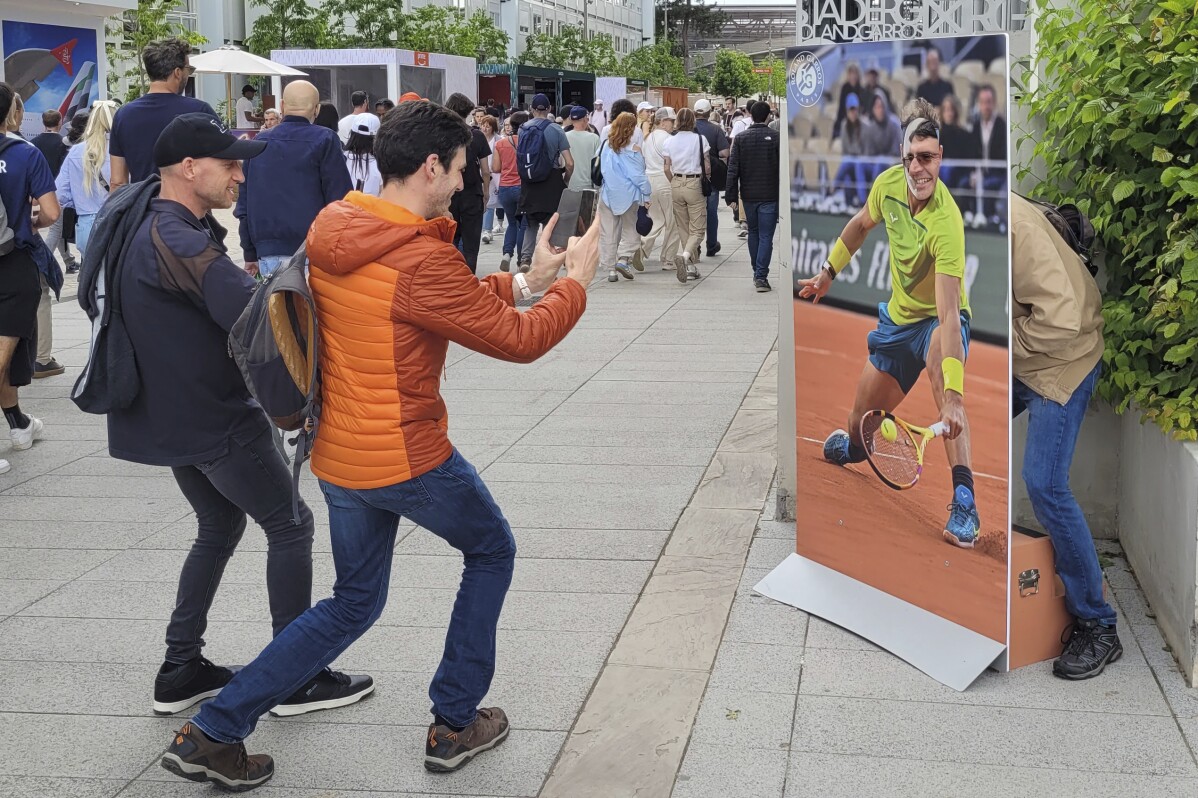 Des milliers de fans viennent voir Nadal s'entraîner avant l'Open de France